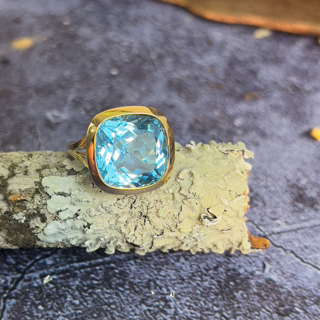 18kt Yellow Gold Sky Blue Topaz 15.6ct bezel set - Masterpiece Jewellery Opal & Gems Sydney Australia | Online Shop