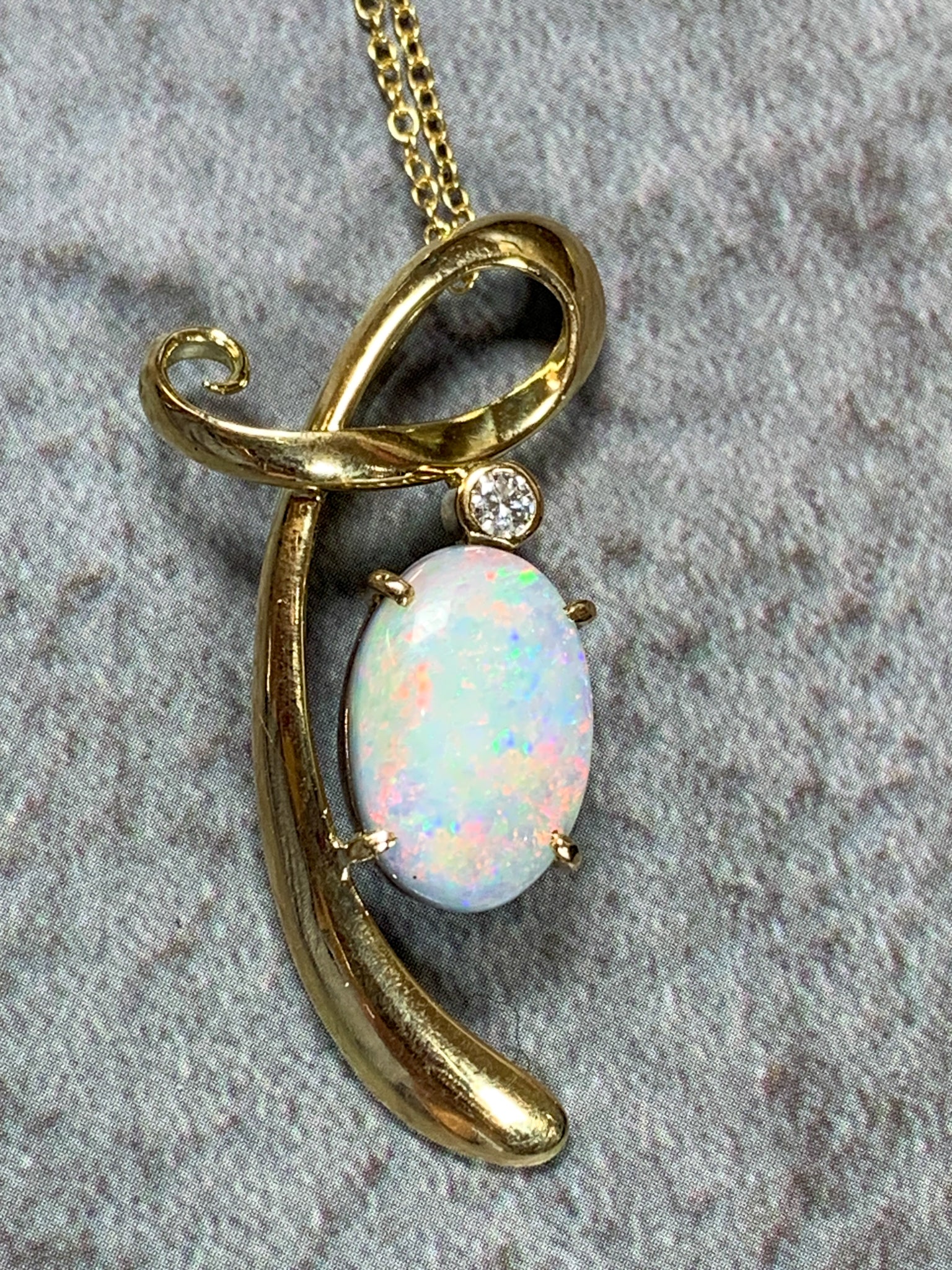 Black and gold pendant necklace deals