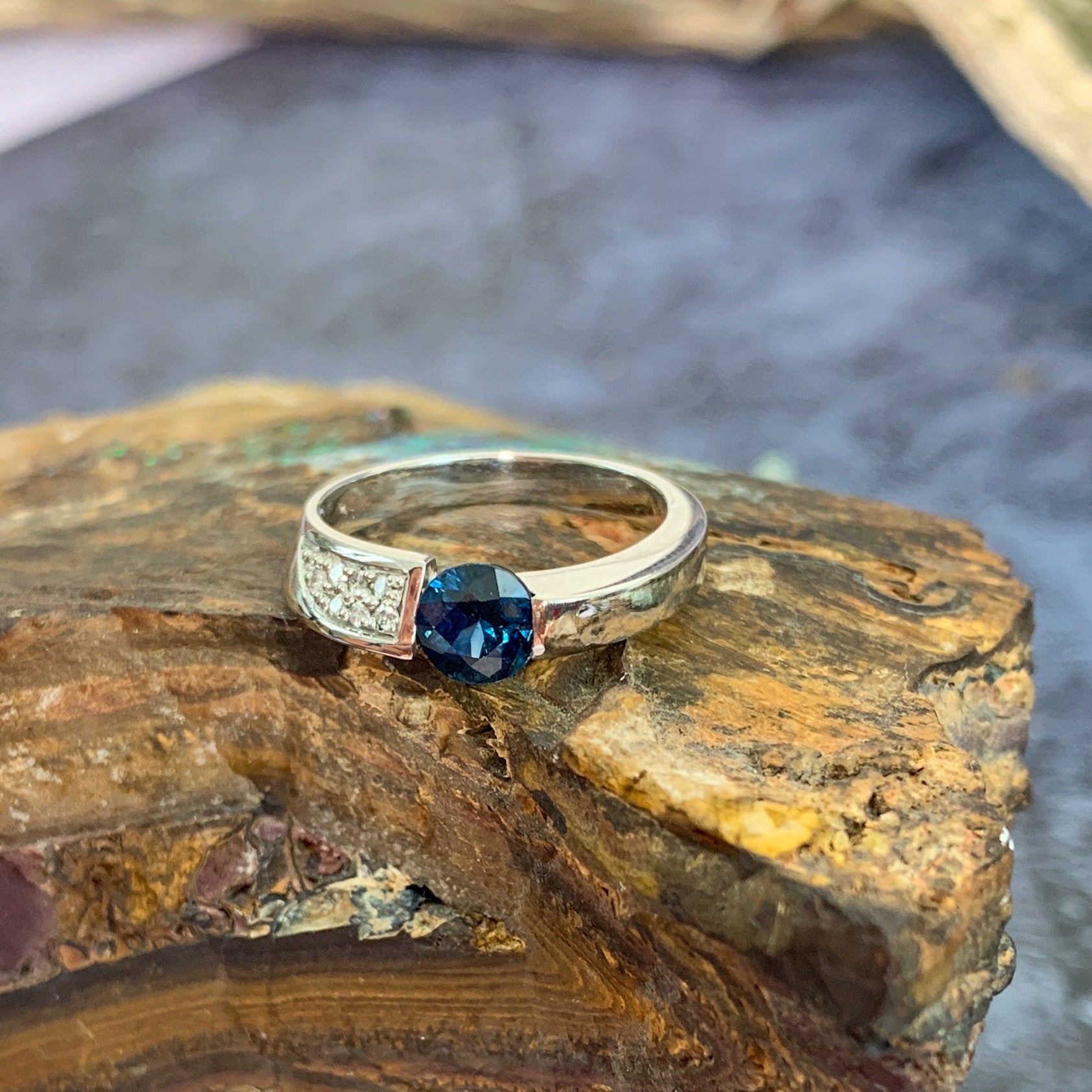 One Platinum ring 0.92ct Australian Sapphire and Diamond ring - Masterpiece Jewellery Opal & Gems Sydney Australia | Online Shop
