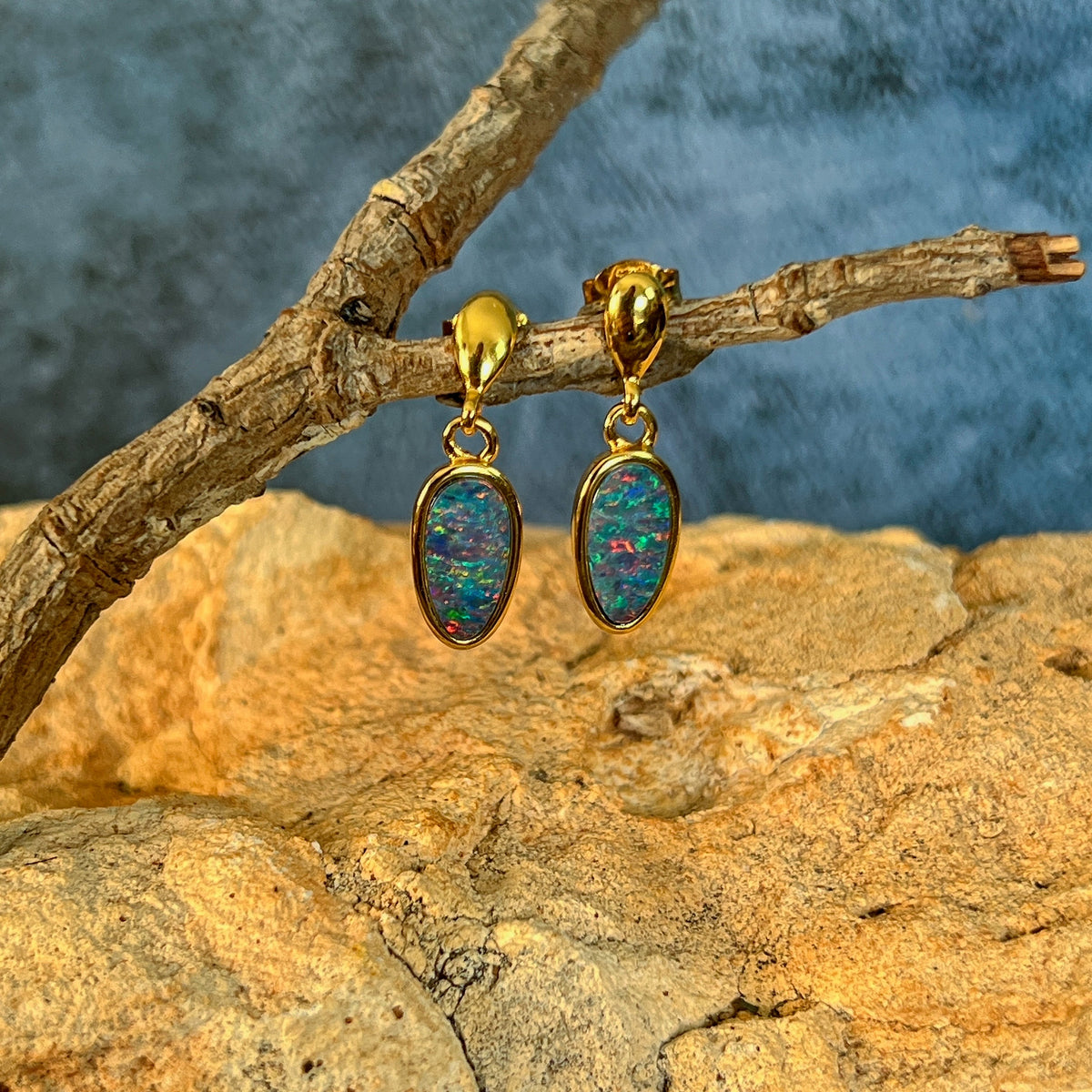 pear-shaped Australian opal doublet earrings in yellow gold-plated silver, red, pink, blue and green play-of-colour
